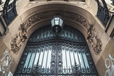 <p>Brama jednej z kamienic przy Podwalu, zdjęcie ilustracyjne</p>