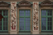 <p>Fragment elewacji kamienicy przy ul. Kuźniczej, zdjęcie ilustracyjne</p>