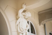 <p>Detal architektoniczny jednej z kamienic przy ul. Rozbrat, zdjęcie ilustracyjne</p>