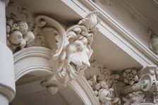 <p>Detal architektoniczny jednej z wrocławskich kamienic, zdjęcie ilustracyjne</p>