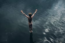 Zdjęcie Bartka Sadowskiego i jednocześnie jeden z plakatów do kupienia w jego galerii