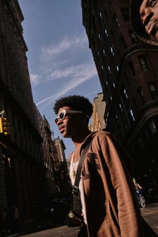 Zdjęcie Bartka Sadowskiego i jednocześnie jeden z plakatów do kupienia w jego galerii