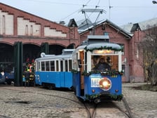 <p>Zabytkowy Konstal ND przystrojony na święta</p>