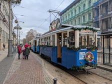 <p>Zabytkowy Konstal ND przystrojony na święta</p>