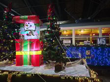 <p>Zabytkowy Konstal ND przystrojony na święta</p>