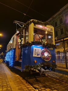 <p>Zabytkowy Konstal ND przystrojony na święta</p>