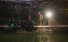 Akcja Służb ratowniczych po wpadnięciu auta do Odry przy Kępie Mieszczańskiej