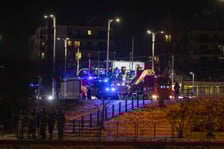 Akcja Służb ratowniczych po wpadnięciu auta do Odry przy Kępie Mieszczańskiej