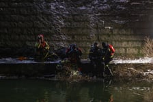 Akcja Służb ratowniczych po wpadnięciu auta do Odry przy Kępie Mieszczańskiej