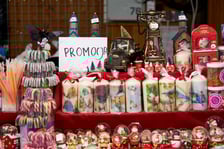 Jarmark Bożonarodzeniowy 2025 we Wrocławiu. Na zdjęciach odwiedzający i sprzedawcy na jarmarku we Wrocławiu