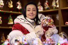 Jarmark Bożonarodzeniowy 2025 we Wrocławiu. Na zdjęciach odwiedzający i sprzedawcy na jarmarku we Wrocławiu