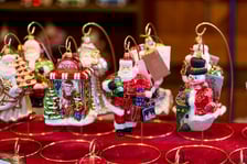 Jarmark Bożonarodzeniowy 2025 we Wrocławiu. Na zdjęciach odwiedzający i sprzedawcy na jarmarku we Wrocławiu