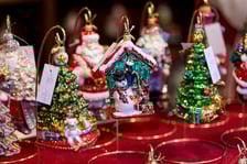 Jarmark Bożonarodzeniowy 2025 we Wrocławiu. Na zdjęciach odwiedzający i sprzedawcy na jarmarku we Wrocławiu