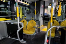 W nowych autobusach miejsca dla osób o specjalnych potrzebach mają żółtą tapicerkę