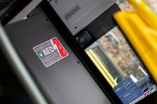 W autobusach z tym znaczkiem jest AED - sprzęt ratujący życie