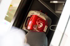 Wykonanie defibrylacji w pierwszych minutach zwiększa szansę przeżycia aż o 70 procent