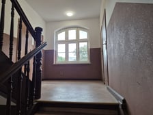 <p>Klataka schodowa kamienicy przy ul. Chińskiej 14b</p>