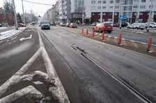 Remont torowiska na ulicy Trzebnickiej będzie dla MPK największym wyzwaniem inwestycyjnym w 2026 roku. Na zdjęciu z 9 stycznia obecny stan torów