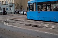 Remont torowiska na ulicy Trzebnickiej będzie dla MPK największym wyzwaniem inwestycyjnym w 2026 roku. Na zdjęciu z 9 stycznia obecny stan torów