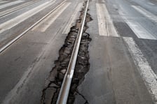 Remont torowiska na ulicy Trzebnickiej będzie dla MPK największym wyzwaniem inwestycyjnym w 2026 roku. Na zdjęciu z 9 stycznia obecny stan torów