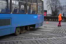 Wykolejony tramwaj na skrzyżowaniu Pomorska/Dubois - 9 stycznia 2026 r.