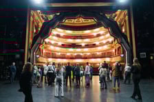 <p>Zwiedzanie Opery Wrocławskiej podczas Operowego Labiryntu</p>