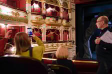 <p>Zwiedzanie Opery Wrocławskiej podczas Operowego Labiryntu</p>