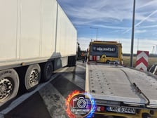 Aż trzy ciężarówki blokują autostradę, 16 stycznia 2026 r.