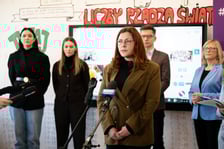 <p>Zdjęcie z konferencji prasowej dotyczącej wdrożenia programu "Zdalny psycholog" w 110 wrocławskich szkołach i przedszkolach. Na pierwszym planie&nbsp; Magdalena Brewińskaz Fundacji &bdquo;Wsp&oacute;lnie dla Sprawy&rdquo; i firmy Sigmacem</p>