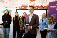 <p>Zdjęcie z konferencji prasowej dotyczącej wdrożenia programu "Zdalny psycholog" w 110 wrocławskich szkołach i przedszkolach. Na pierwszym planie&nbsp;Marcin Miedziński, wicedyrektor Departamentu Edukacji</p>