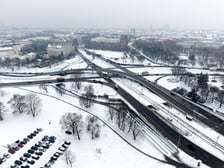 Plac Społeczny i estakada z lotu ptaka w zimowej aurze