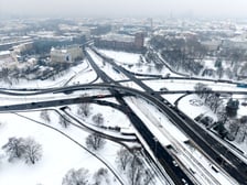 Plac Społeczny i estakada z lotu ptaka w zimowej aurze