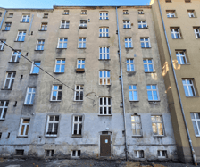 Kamienica przy ul. Komuny Paryskiej 74a przed remontem