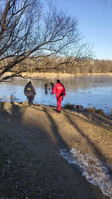 Ludzie na zamarzniętych stawach we Wrocławiu