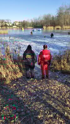 Ludzie na zamarzniętych stawach we Wrocławiu
