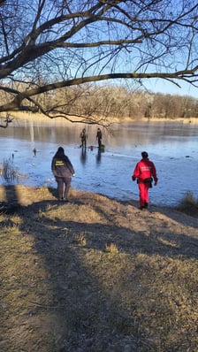 Ludzie na zamarzniętych stawach we Wrocławiu