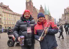 Finał WOŚP 2026 we wrocławskim Rynku - fotorelacja, 25.01. Z lewej prezydent Jacek Sutryk