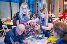 Wolontariusze w sztabie WOŚP w barze Barbara