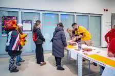 Wolontariusze w sztabie WOŚP w barze Barbara