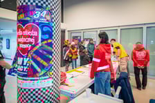 Wolontariusze w sztabie WOŚP w barze Barbara