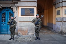 <p>163. rocznica wybuchu powstania styczniowego, obchody pod gmachem UWr</p>