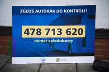 Numer telefonu: 478 713 620, pod który można zgłosić kontrolę autokaru