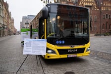 Prezentacja autobusu MAN Lion's City EfficientHybrid na wrocławskim Rynku. 25 takich pojazdów będzie kursować na zachodzie Wrocławia i do gminy Miękinia