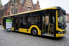 Prezentacja autobusu MAN Lion's City EfficientHybrid na wrocławskim Rynku. 25 takich pojazdów będzie kursować na zachodzie Wrocławia i do gminy Miękinia