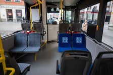 Prezentacja autobusu MAN Lion's City EfficientHybrid na wrocławskim Rynku. 25 takich pojazdów będzie kursować na zachodzie Wrocławia i do gminy Miękinia