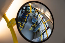 Prezentacja autobusu MAN Lion's City EfficientHybrid na wrocławskim Rynku. 25 takich pojazdów będzie kursować na zachodzie Wrocławia i do gminy Miękinia