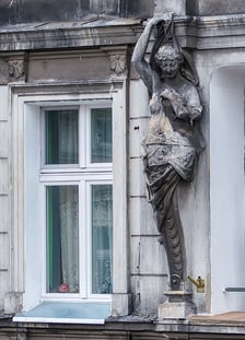 <p>Kamienica przy ul. Wysokiej 4 ma bardzo ornamentalną fasadę</p>