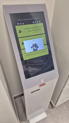 Kolejkomat z tłumaczeniem języka migowego
