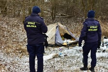 <p>Śpią w namiotach, we wnękach, w przejsciach podziemnych, altanach działkowych i wiatach śmietnikowych</p>