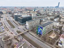 Mural z Marią Skłodowską-Curie na bloku we Wrocławiu, luty 2026